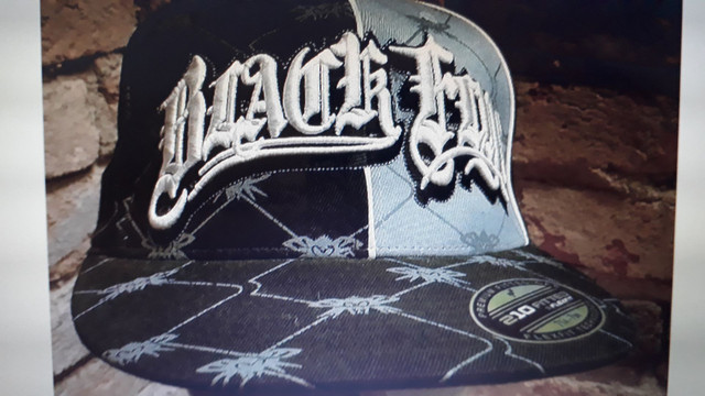 vários bonés....leia