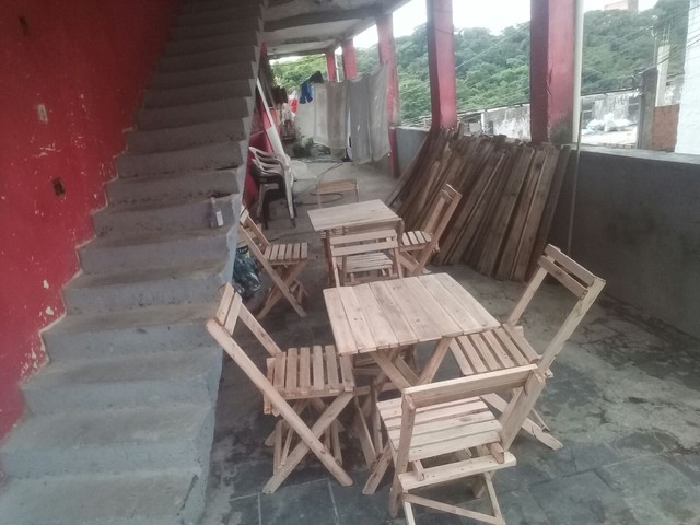 mesas e cadeiras de madeiras dobráveis 