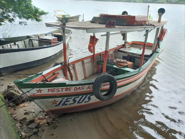 Barco tipo canoa de madeira marítima 