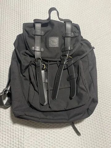 Mochila preta de couro
