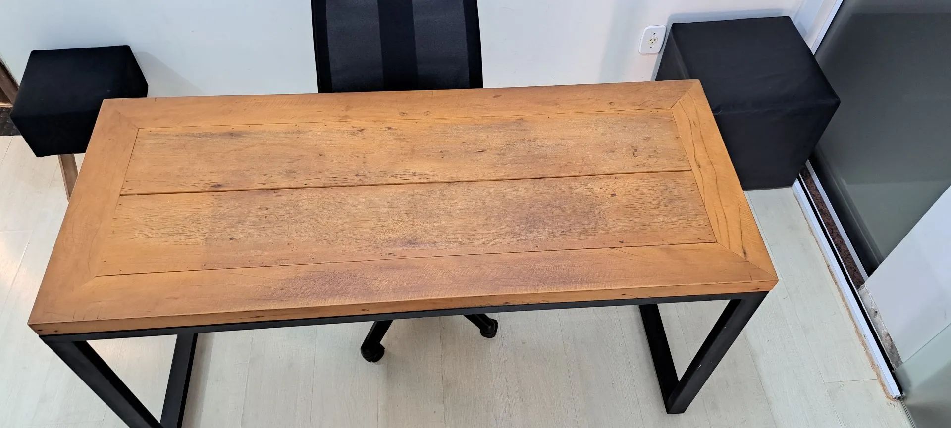 Mesa de escritório estilo industrial com tampo em madeira de demolição - Foto 3