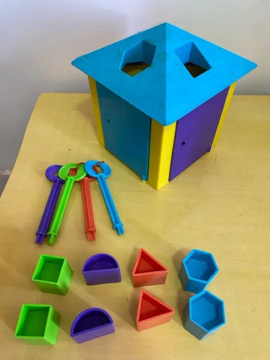 Brinquedos: casa de Chaves, Elmo e carro sorvete