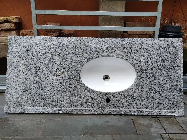 Pia de granito 1,31 x 0,57 m com cuba para banheiro
