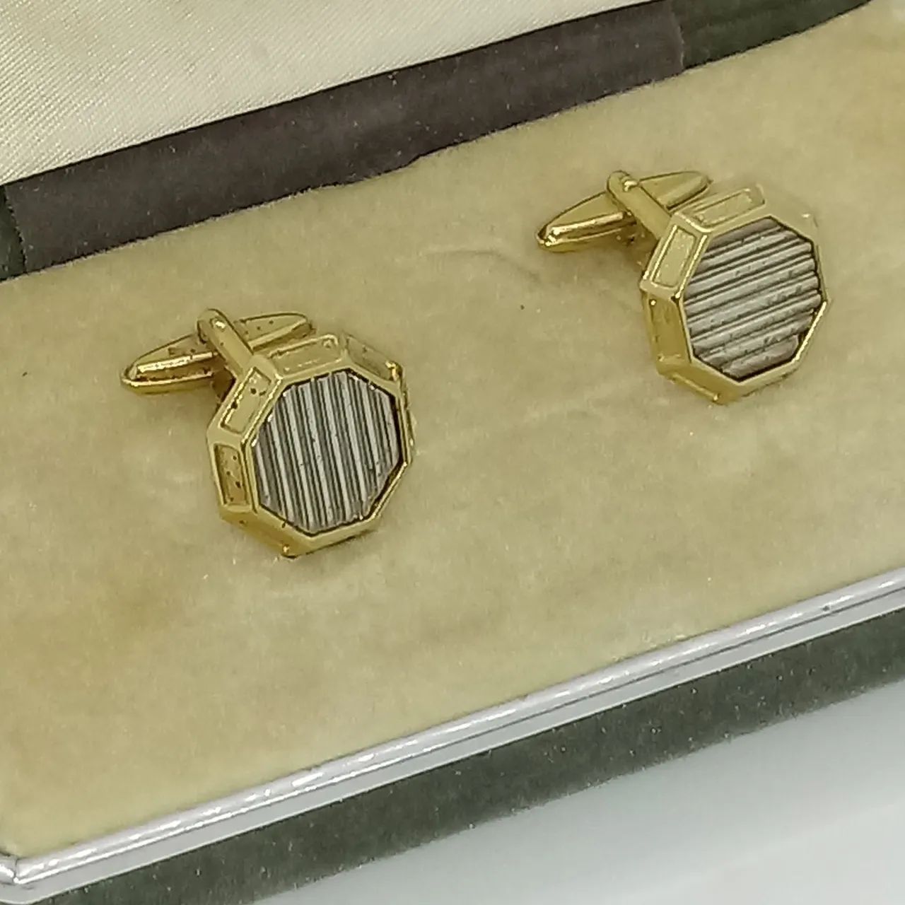 Par de abotoaduras dourado com detalhes em prata