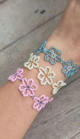 Pulseira de miçanguinhas, modelo em flores - Foto 4