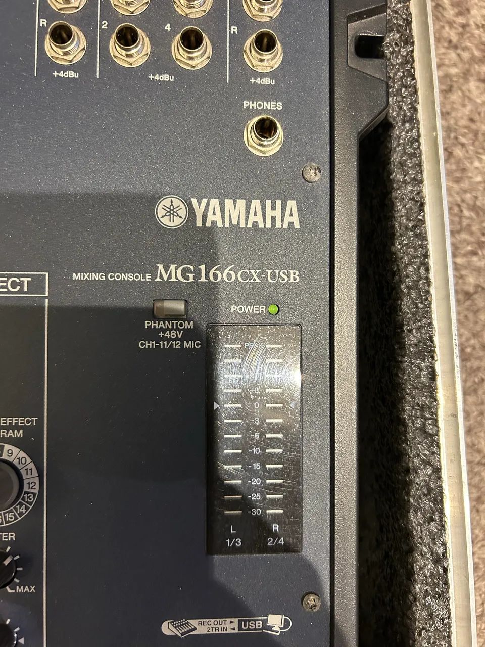 Mesa de som analógica Yamaha MG16 canais com case  - Foto 4