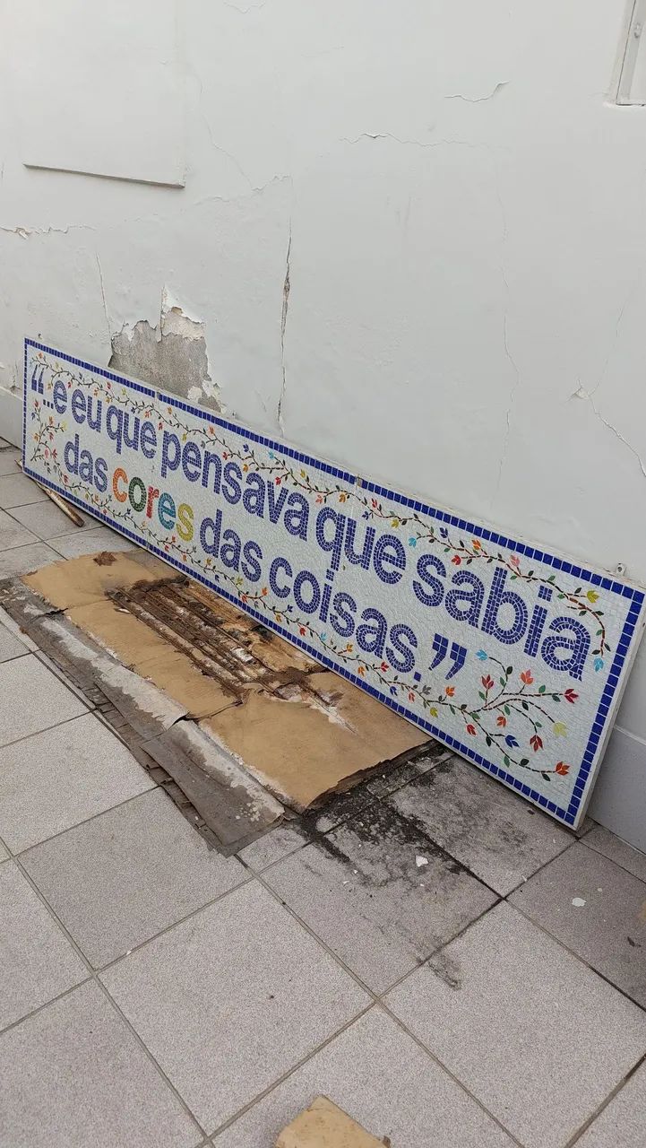 Placa de mosaico com frase inspiradora