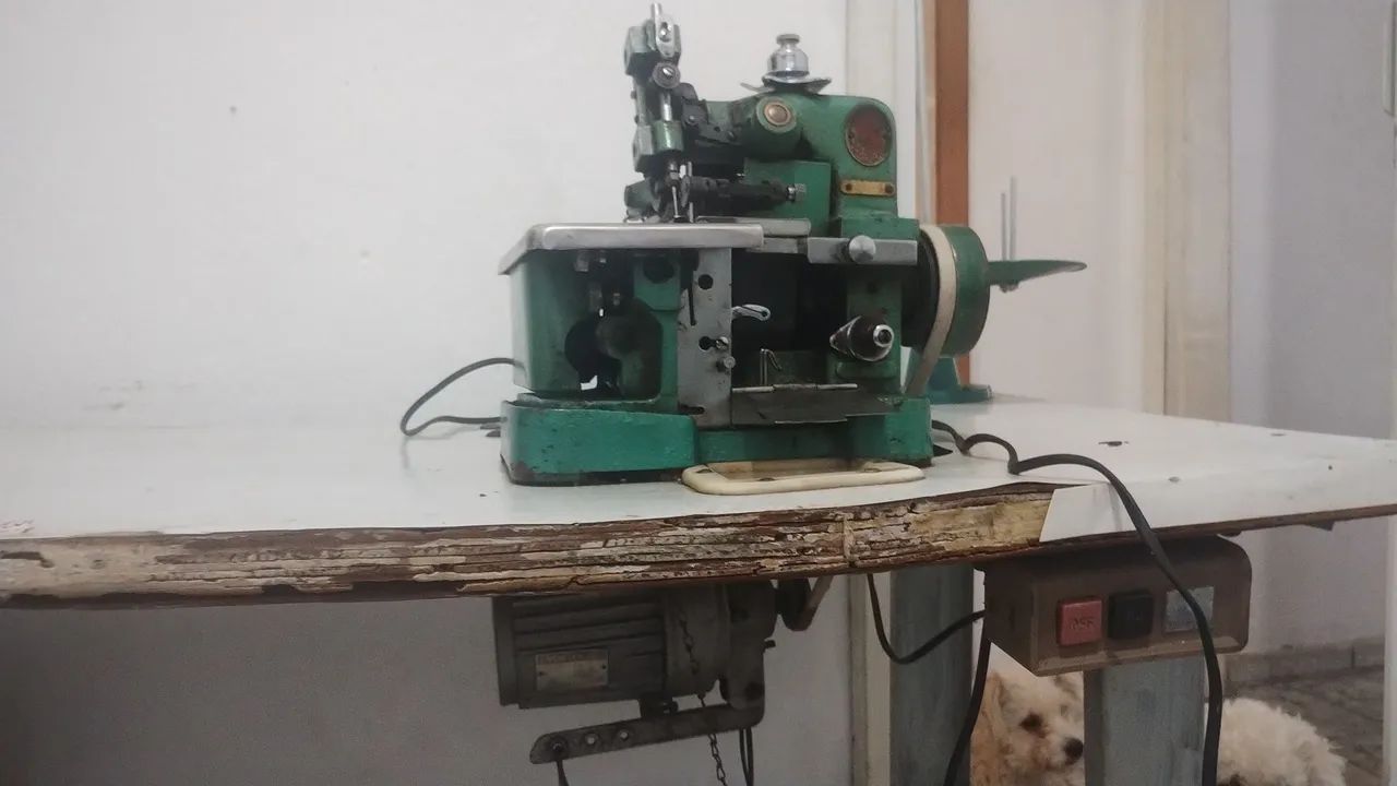 Máquina de Costura Overlock Industrial