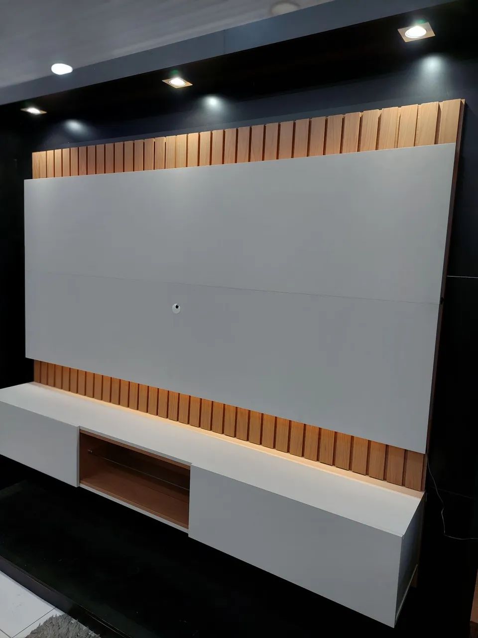 Home Suspenso para TV 75" Largura 218cm