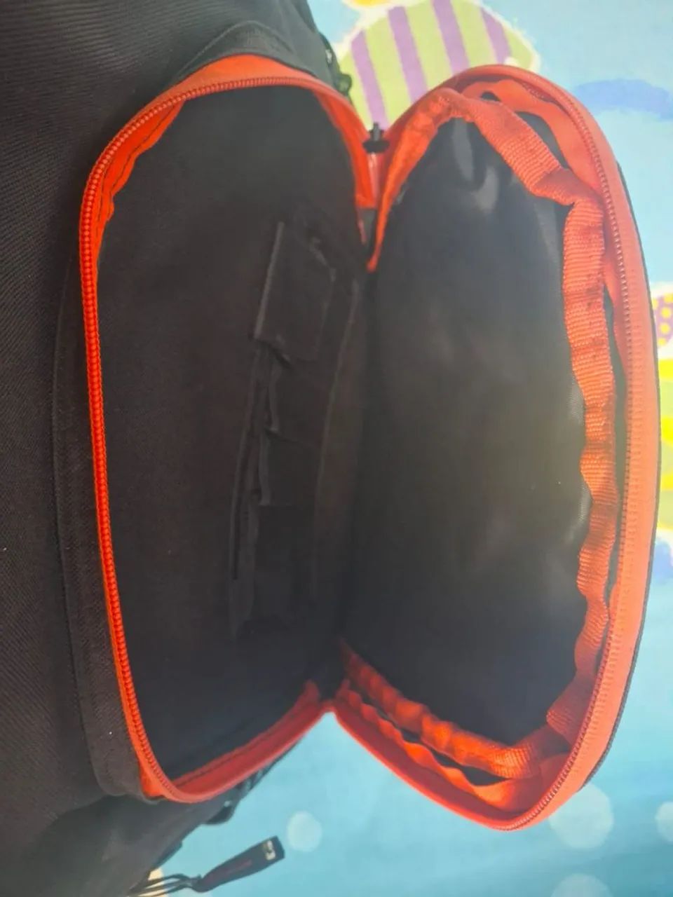 Mochila Globe preta com detalhes em vermelho - Foto 4