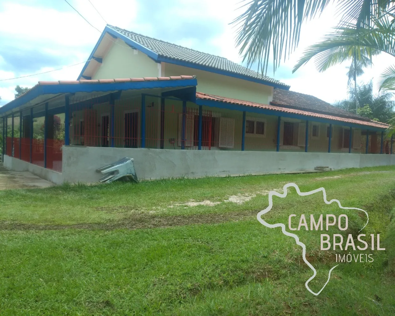 Ótimo sítio formado, com muita água e bela estrutura! Próximo do asfalto!