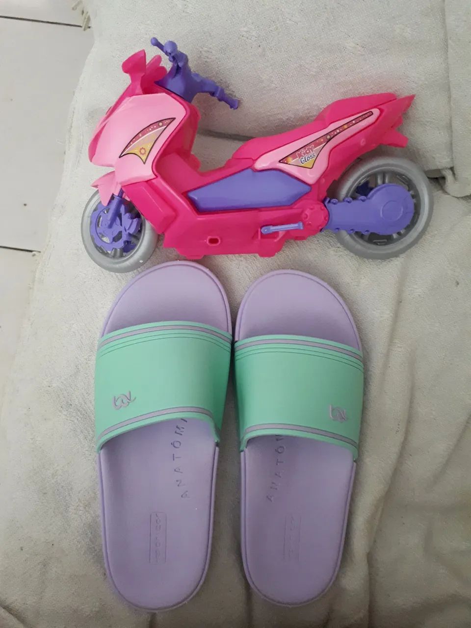 Chinelo com motinho de brinquedo.