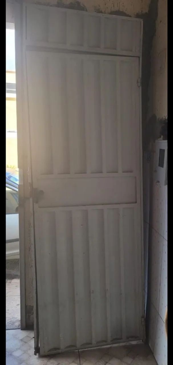 Porta com portal de ferro