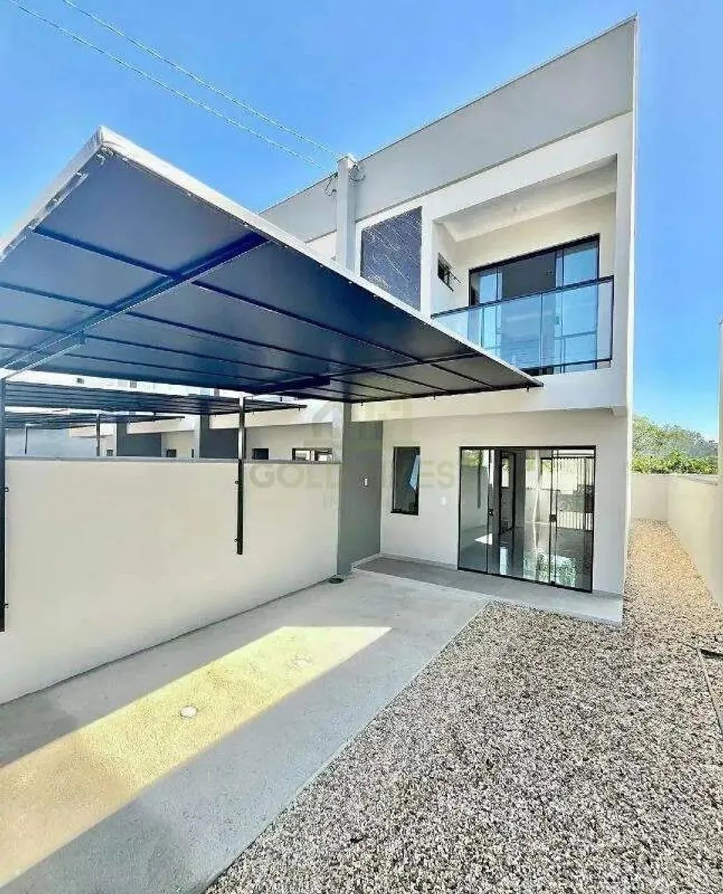Casa com uma suíte + 1 quarto e com passagem lateral á venda no Bairro São João em Brusque