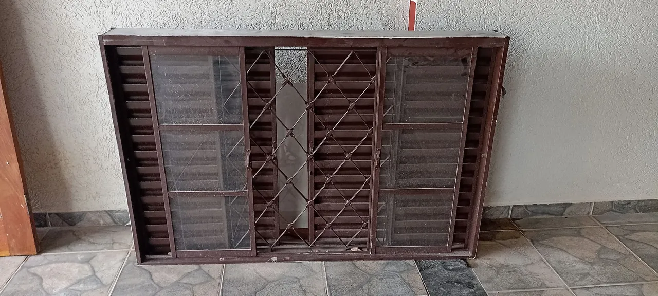 Janela de Alumínio com Grade de Proteção