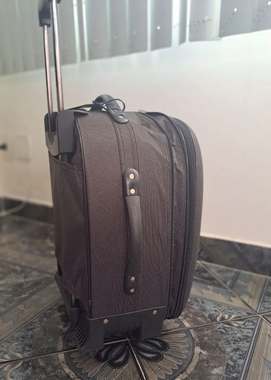 Mala de viagem cinza tam media com alça e rodinhas - Foto 4