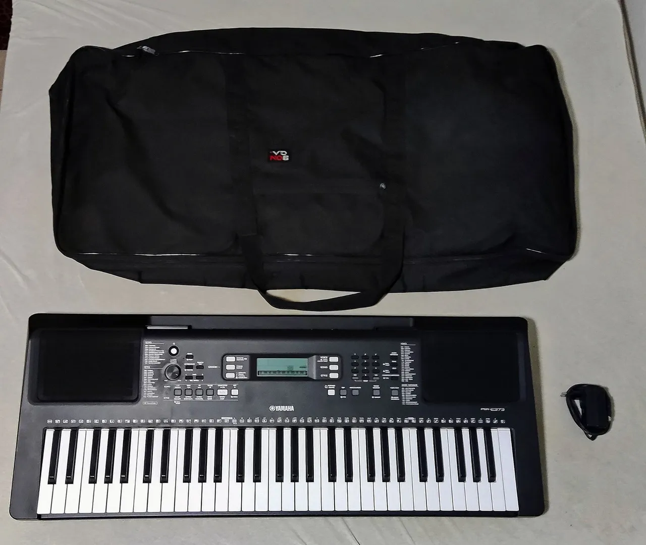 Teclado Yamaha PSR-E373 com Capa e Fonte