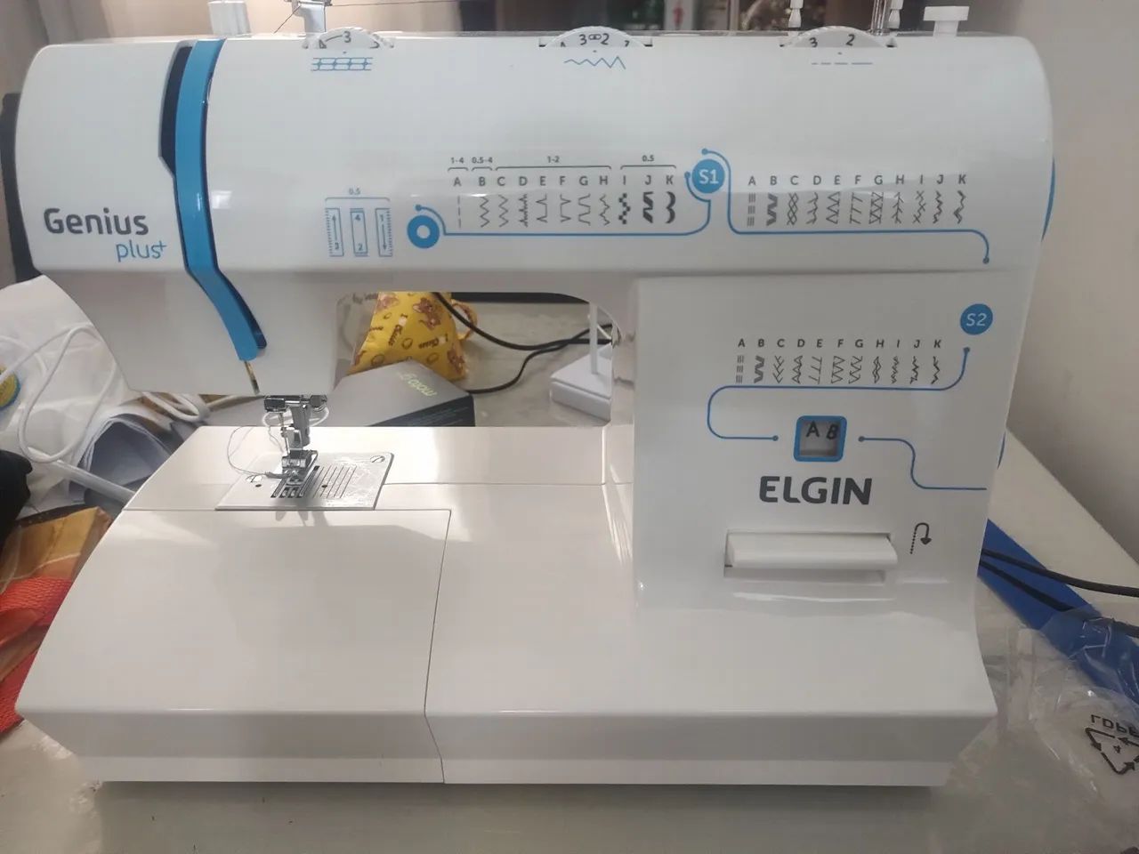 Máquina de Costura Elgin Genius Plus - Foto 2