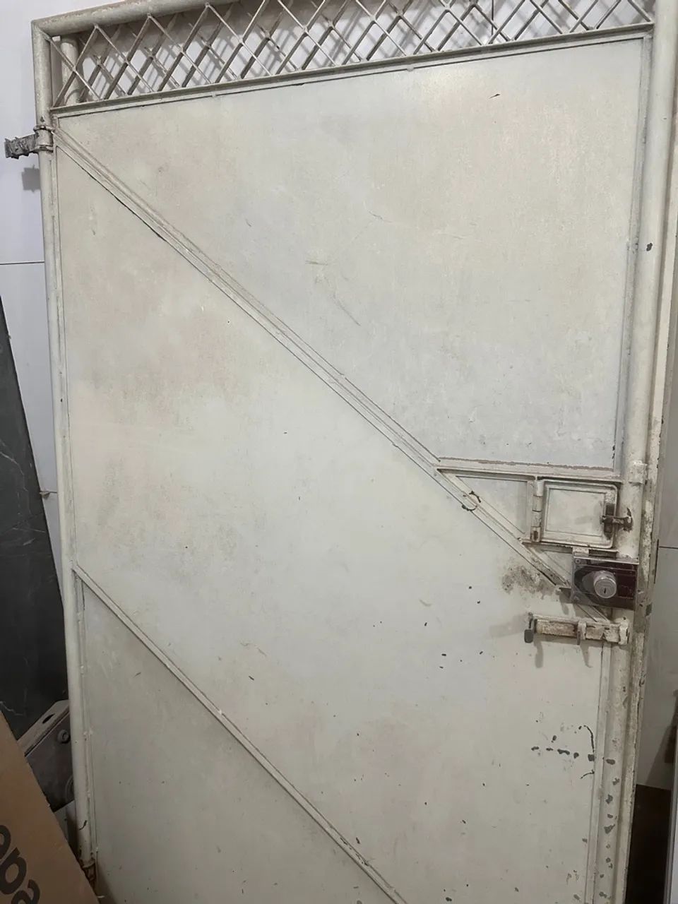 Portão de Chapa galvanizada com fechadura 