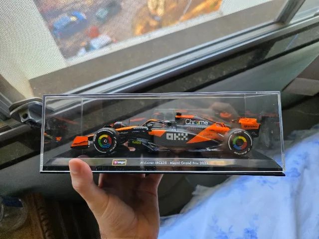 Miniatura F1 Mclaren MCL38 Oscar Piastri 2024 Aceito Cartão
