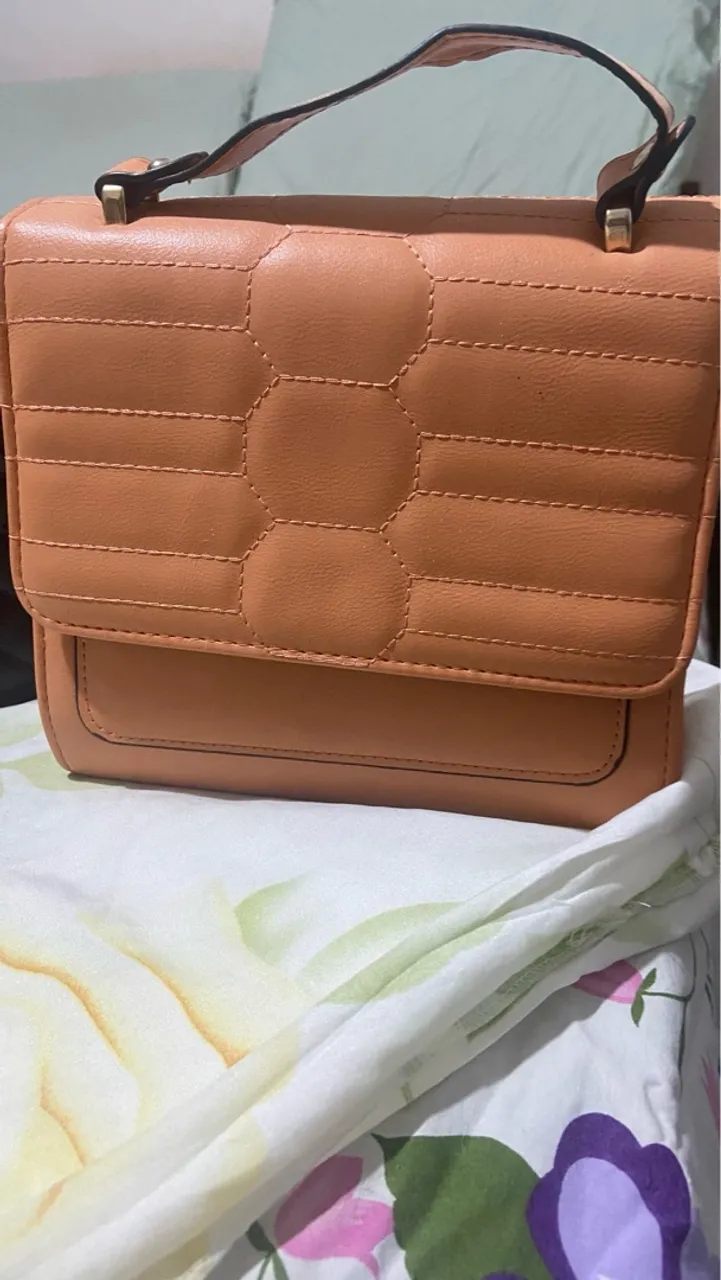 Bolsas Femininas preta e amarela  com Detalhes em Costura