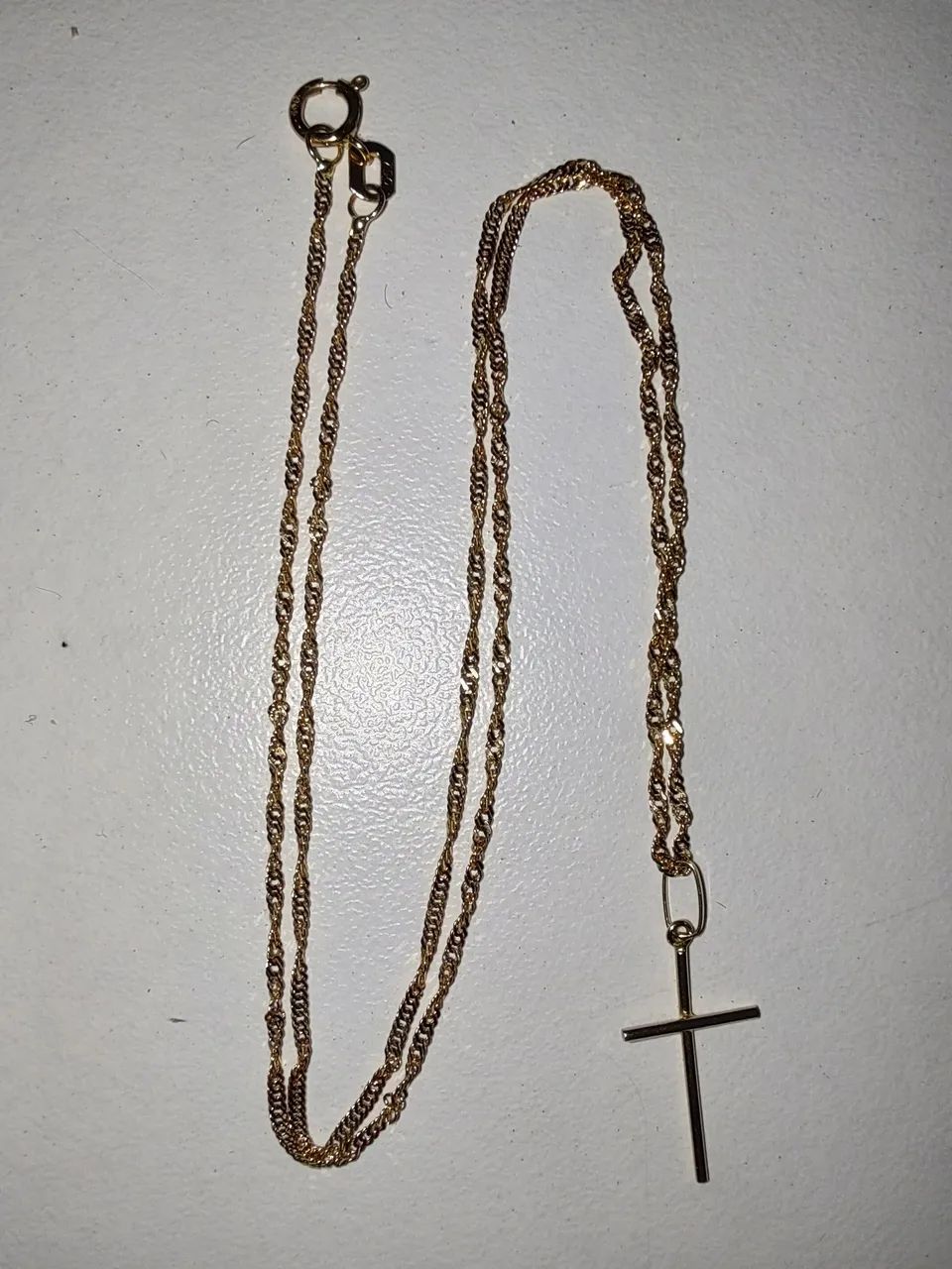 Gargantilha de ouro com pingente de cruz
