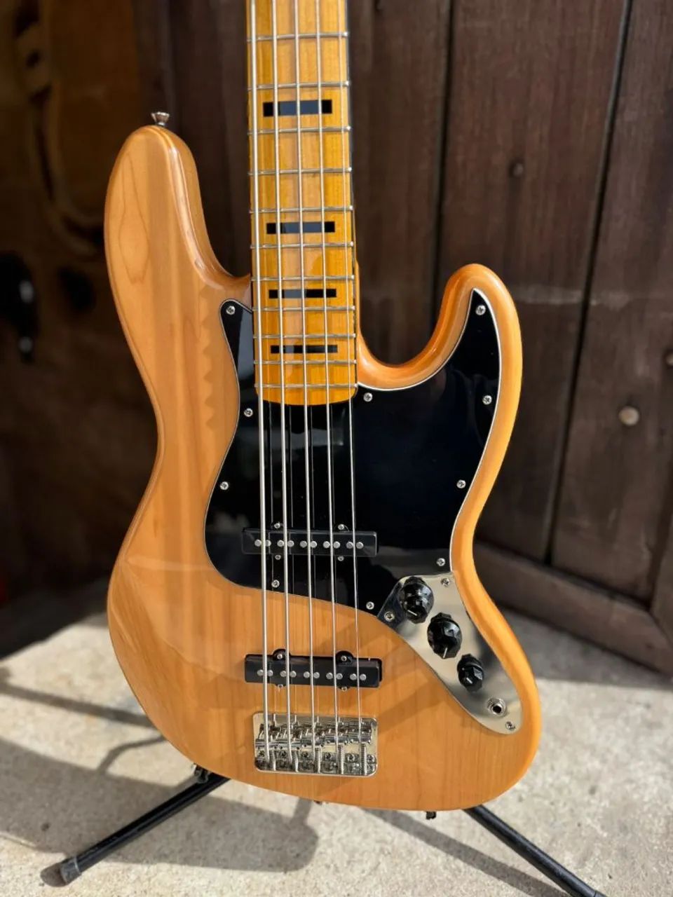 新品未使用Squier Classic Vibe ’70s Jazz Bass Contra Baixo Fender Squier Classic Vibe 70s Jazz Bass V Nt