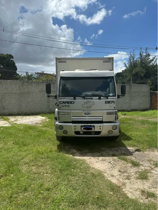 Caminhão Ford Cargo 1317e - Baú - Excelente estado