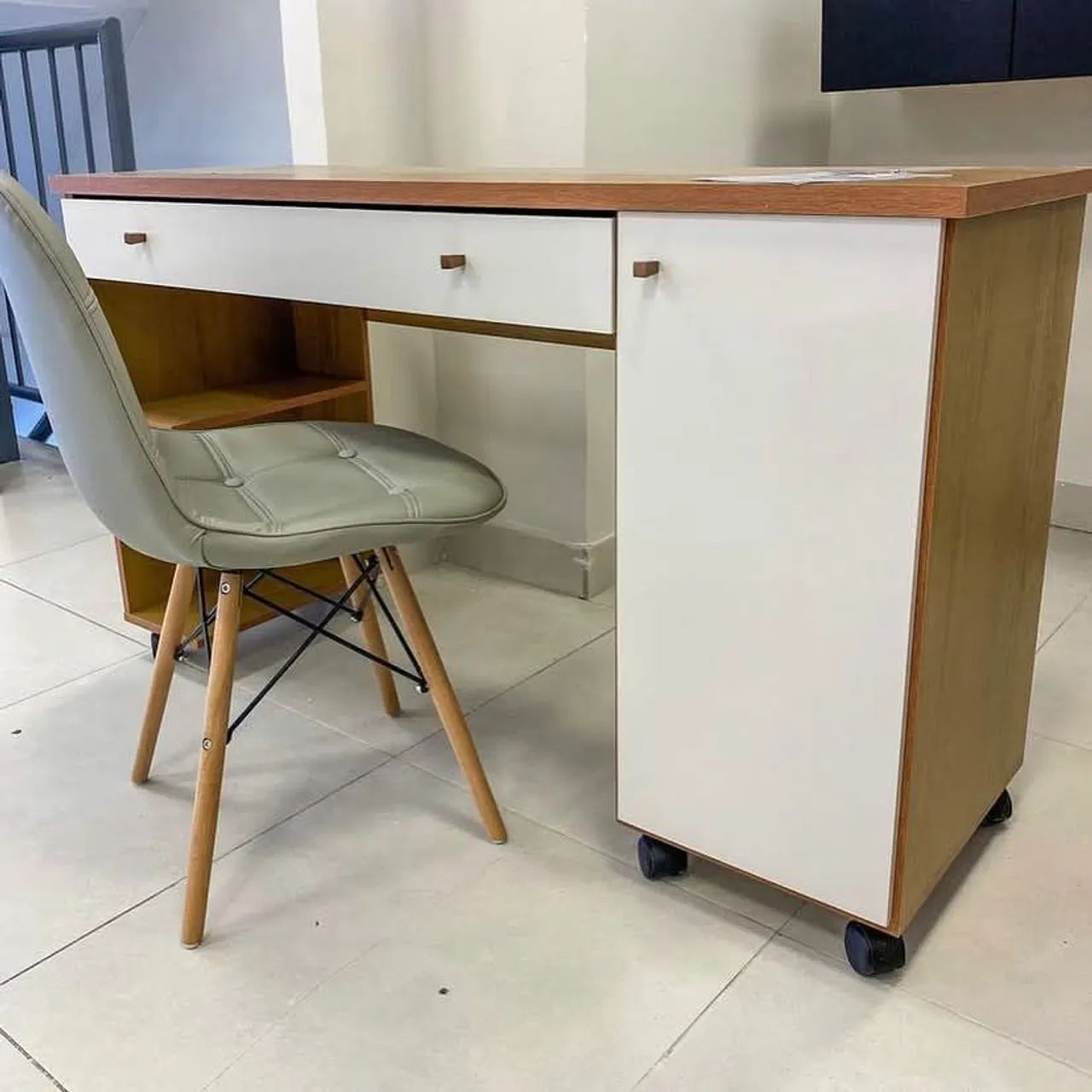 Escrivaninha Compacta com Gavetas e Rodinhas - Foto 2