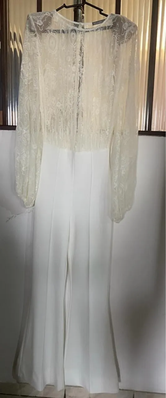 Macacão branco com detalhes em renda