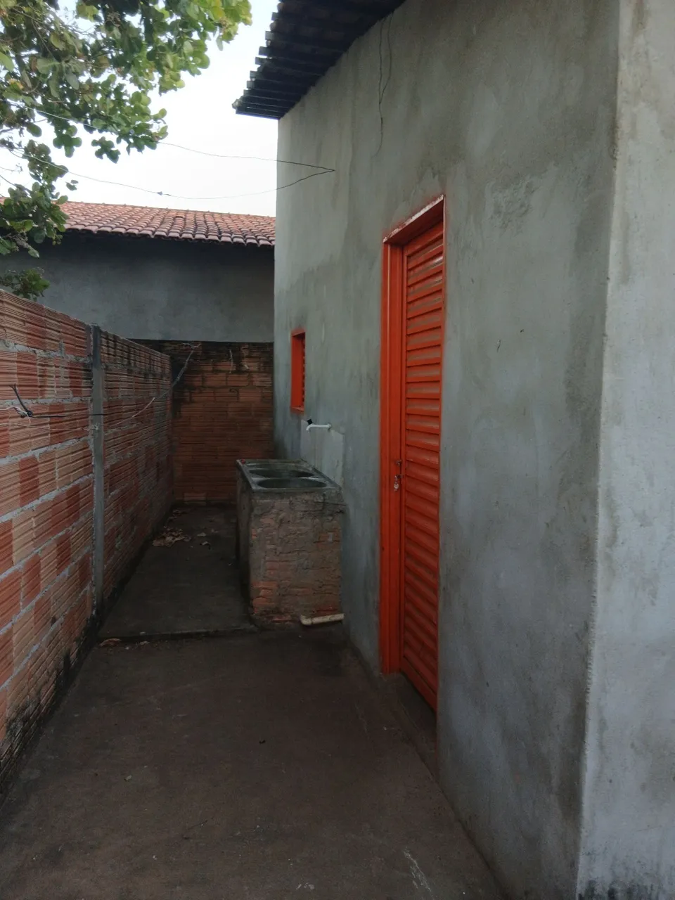 Aluga-se casa/quitinete