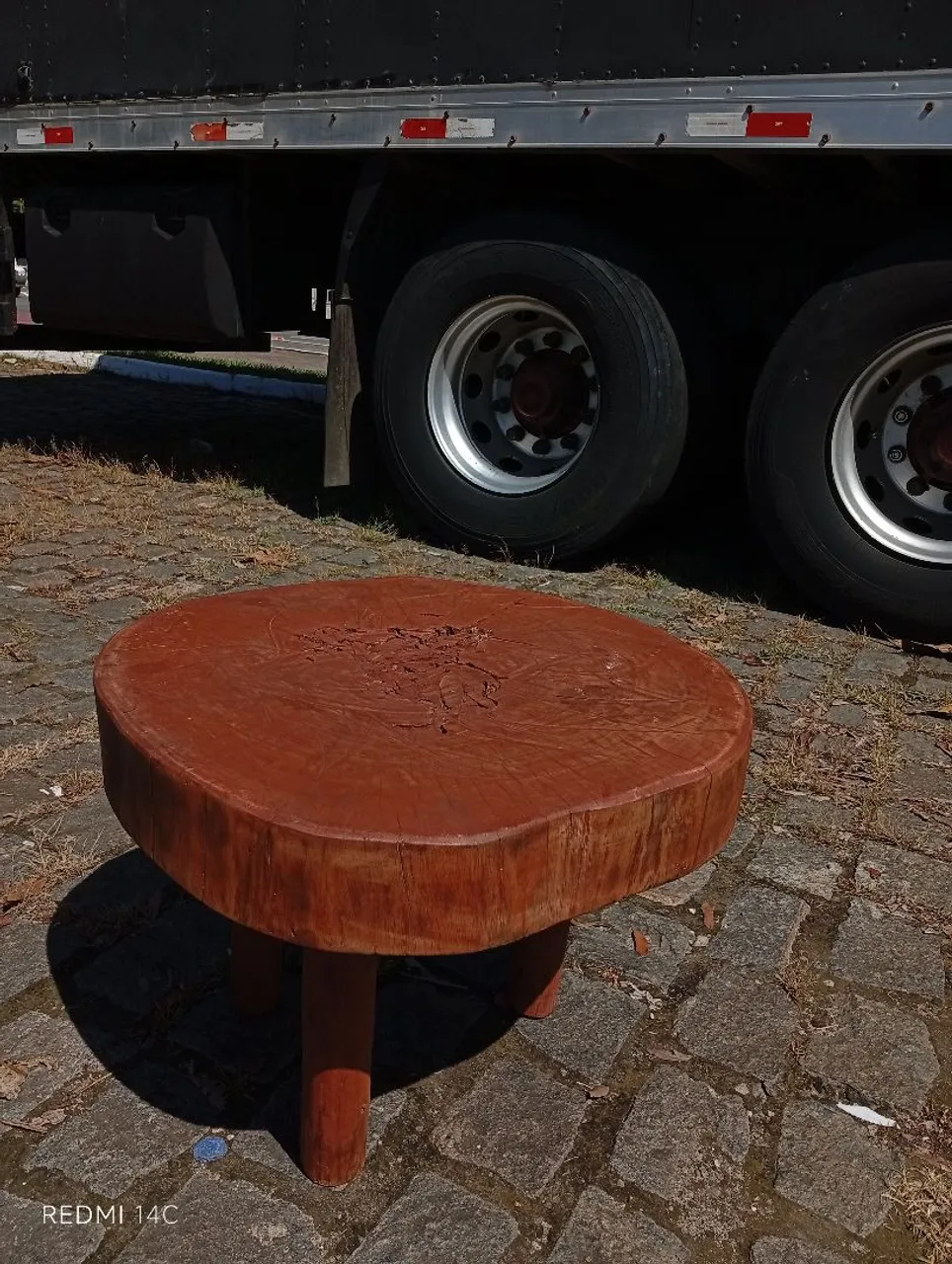 Mesa de centro rústica em madeira maciça