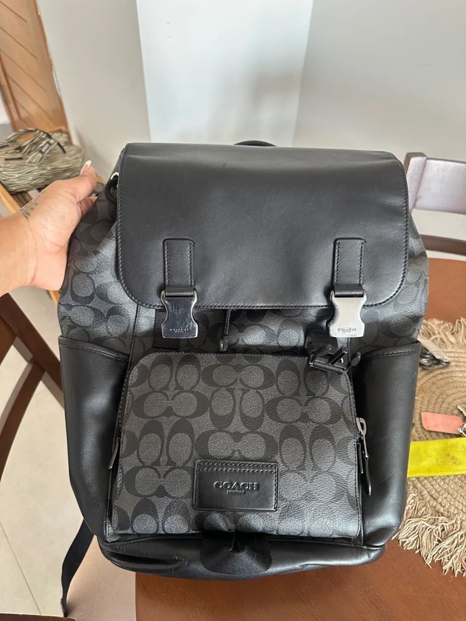Mochila Coach Original League Flap Signature Coach - De couro, pouco usada - Foto 3
