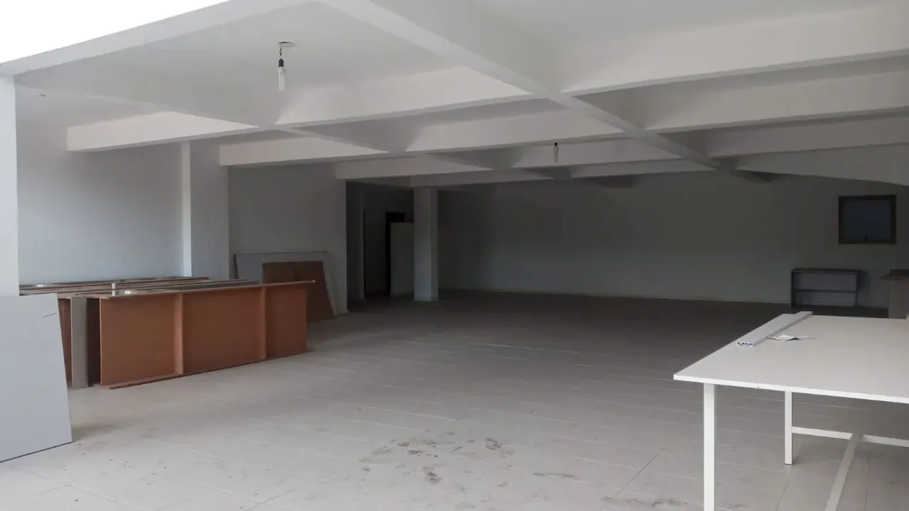 Excelente Loja Térrea com mezanino no Bairro Sanvitto! Conta com 02 banheiros, depósito e