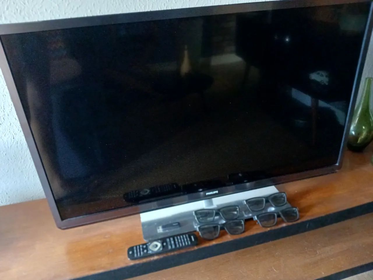 TV Philips 4K 42 polegadas com 4 óculos