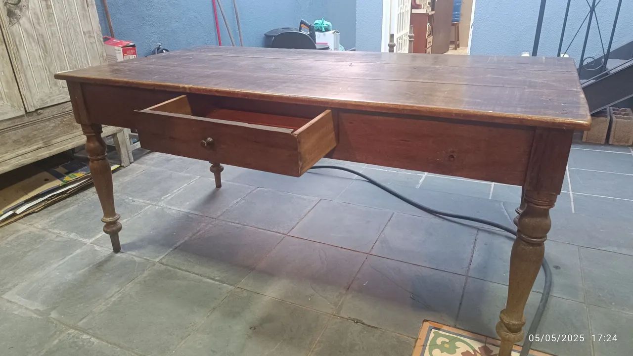 Mesa de madeira com gaveta