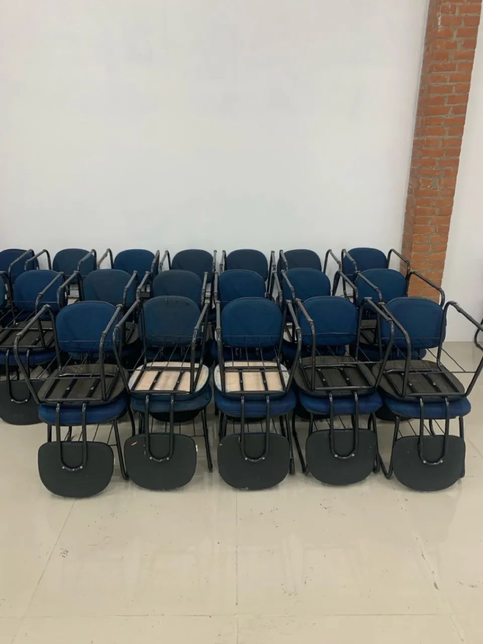 Lote com 80 cadeiras estofadas