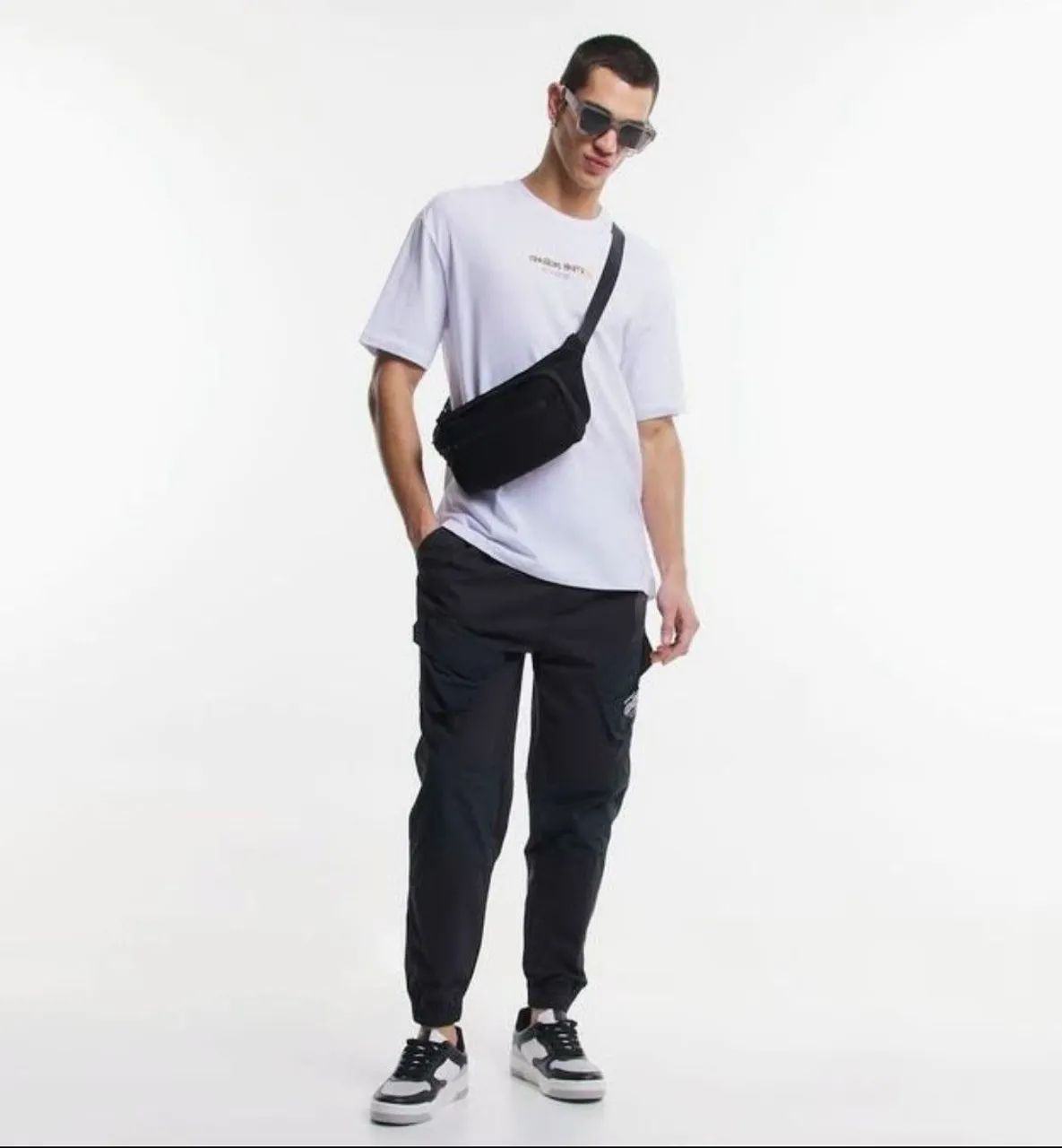 Calça Jogger com Bolsos Cargo Preta - Blue Steel Renner.