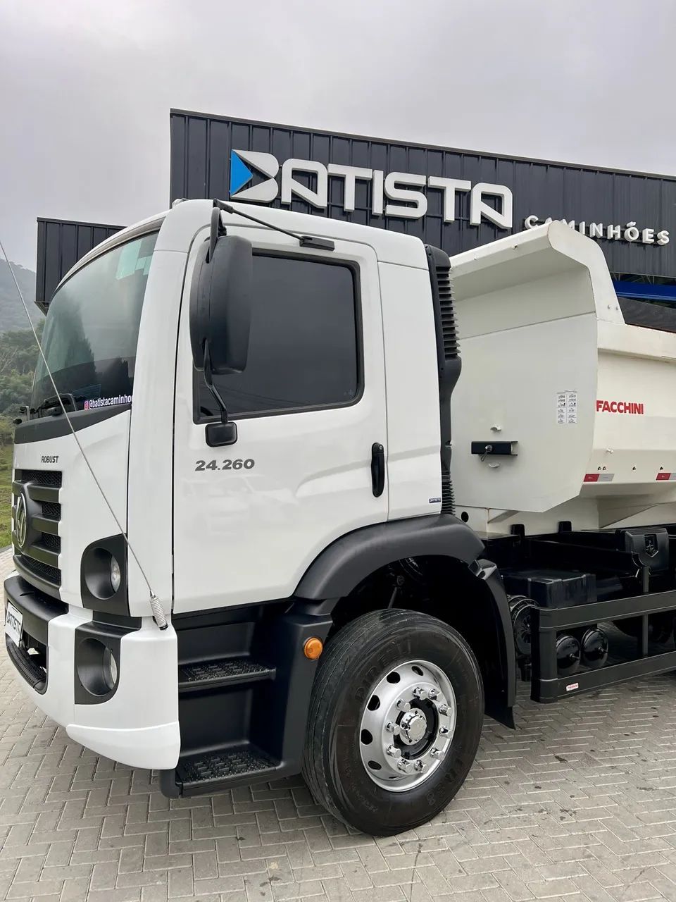 VW 24-260 Truck 6x2 2023 Basculante 12m3 Baixo KM - Foto 7