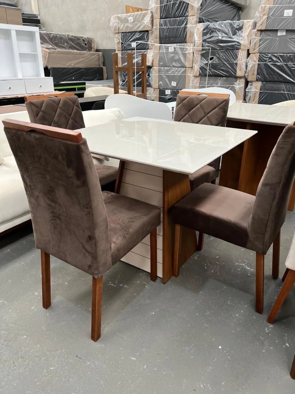 Mesa Quadrada com 4 Cadeiras MOSTRUÁRIO 