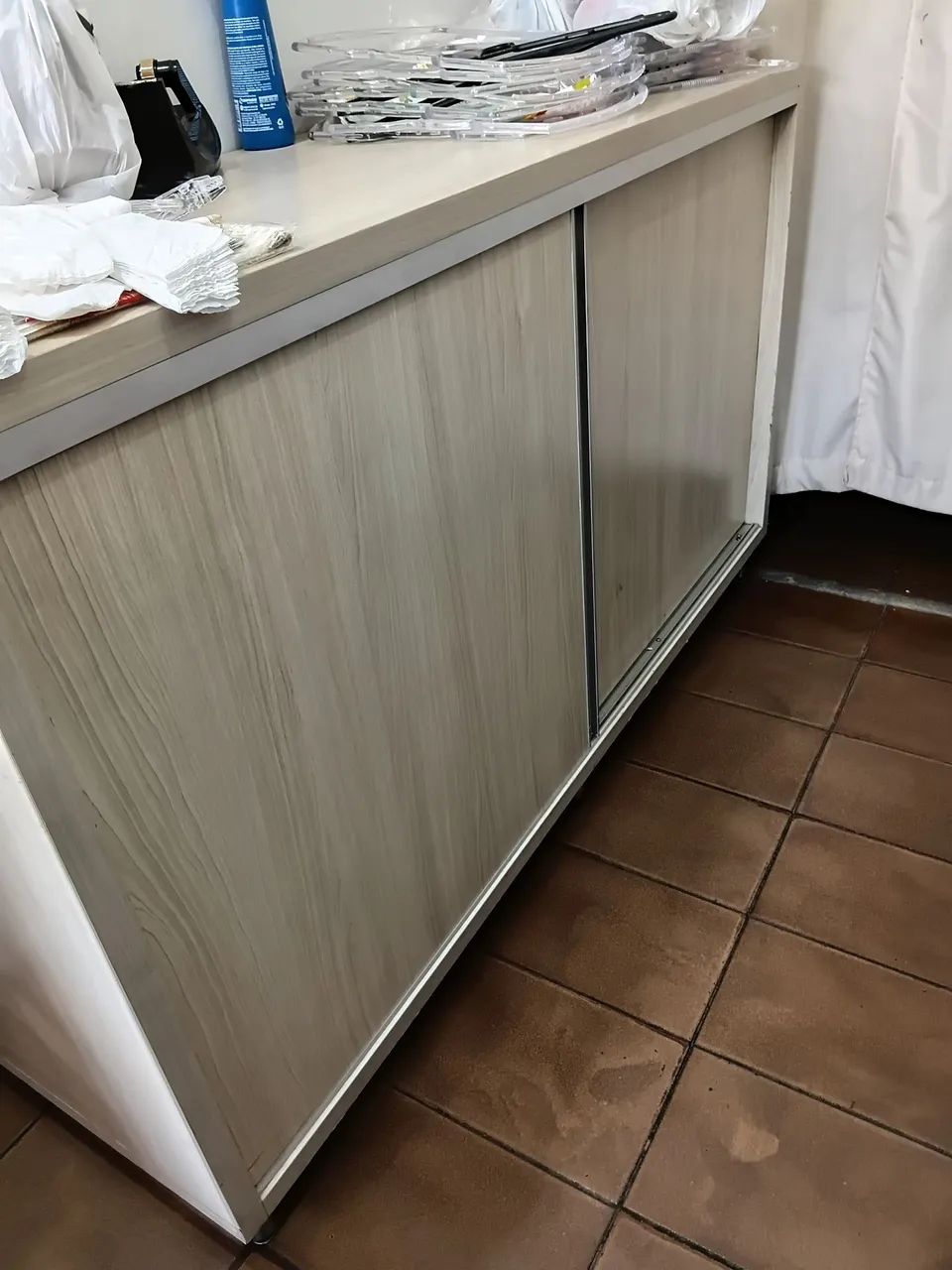 Balcão de loja com portas