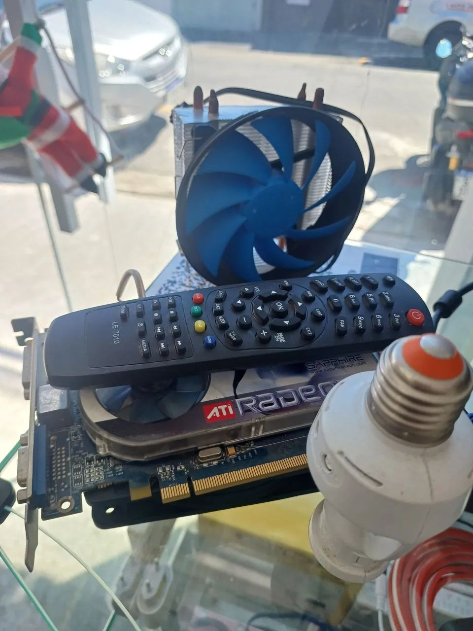 Kooler, controle e bocal de luz