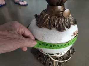 ABAJUR ANTIGO DE MESA, PORCELANA PINTADO A MÃO - Foto 2