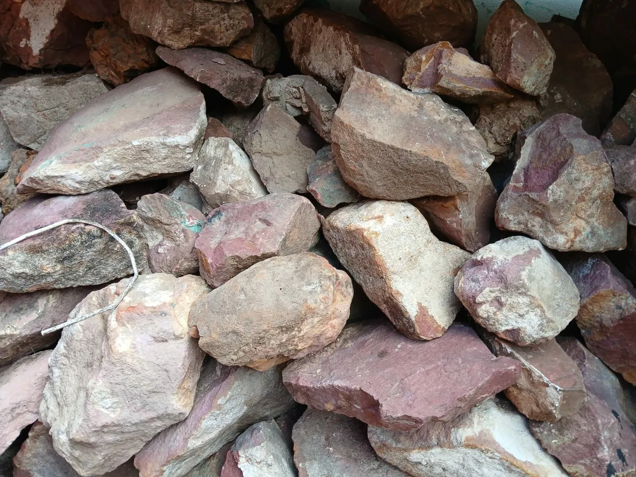 Pedras (uma carrada), ideal para construção e decoração.