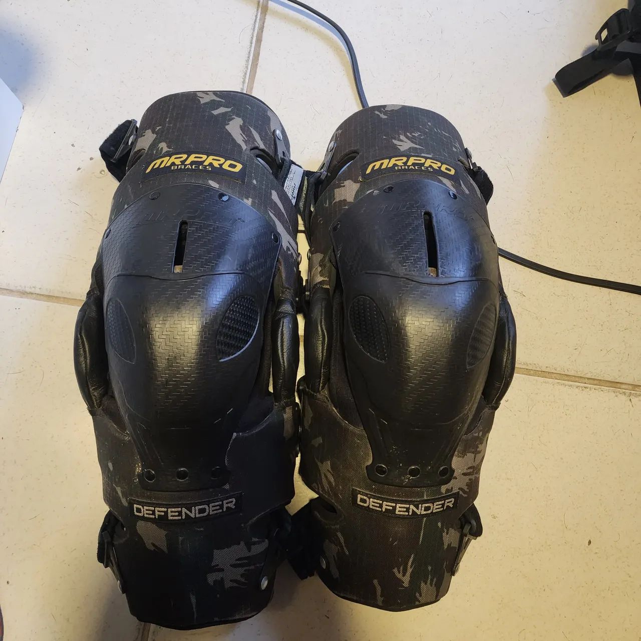 Joelheiras MRPro Defender