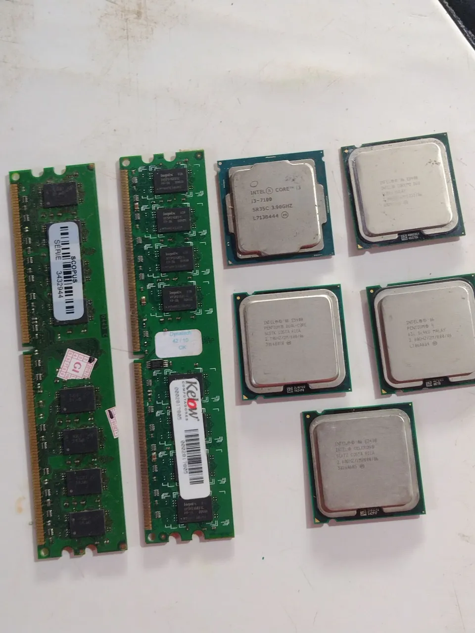Cinco processadores da Intel em dois pente de memória ram 2gb