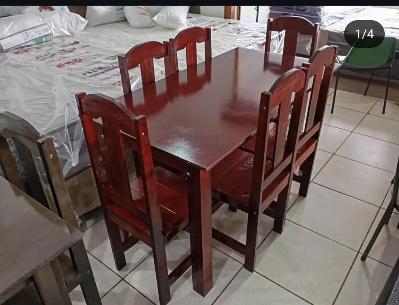 MESA COM SEIS CADEIRAS DE MADEIRA