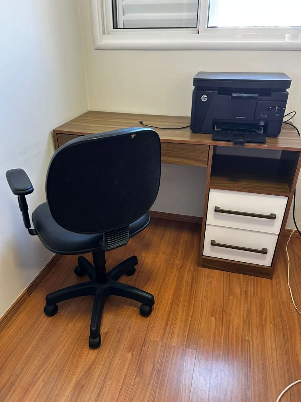 Escrivaninha com gavetas e design moderno