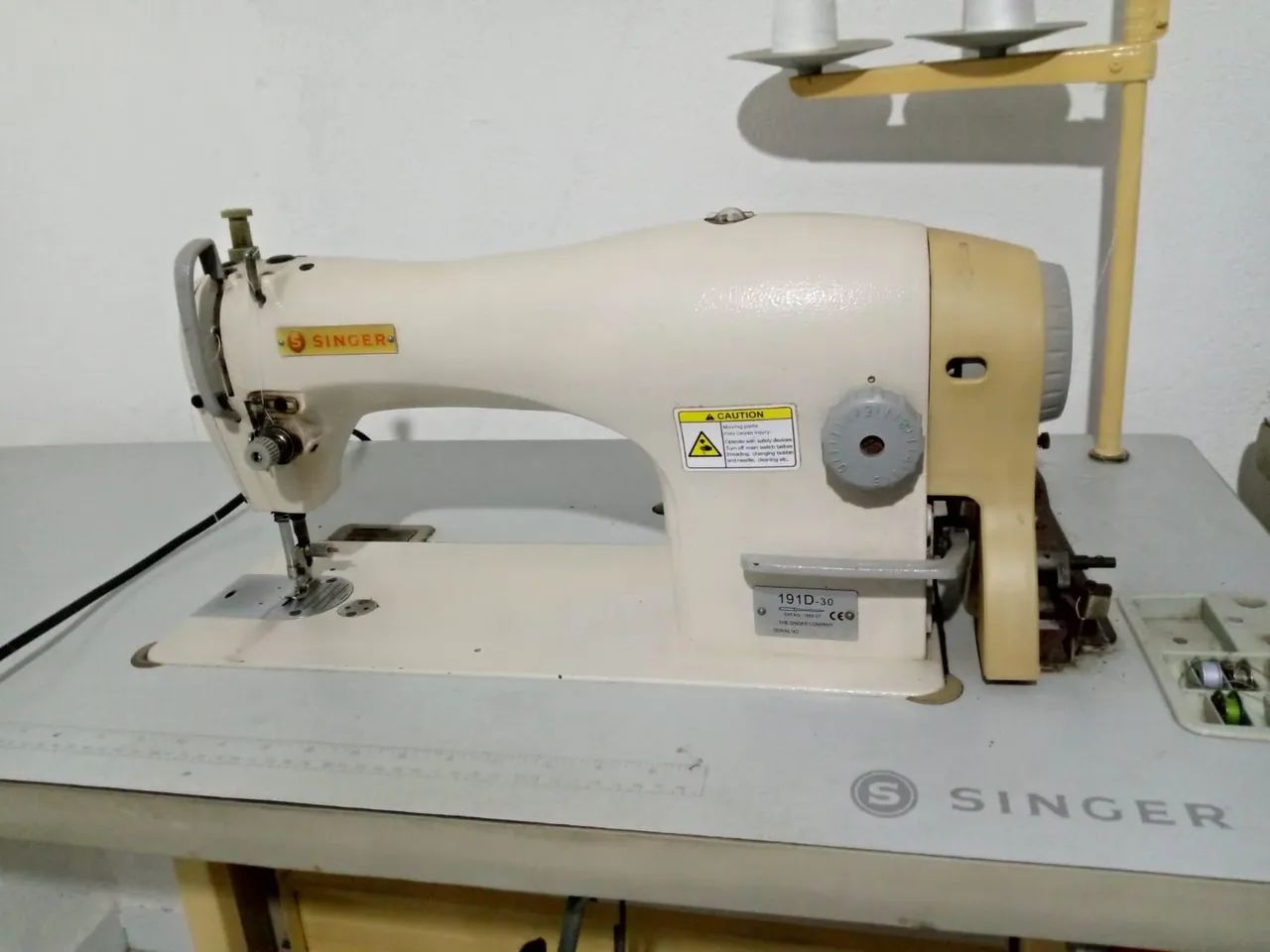 Máquina de Costura reta Industrial Singer - Foto 3