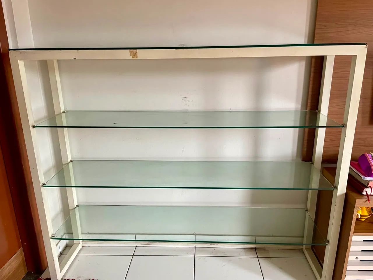 Expositor de Ferro com Prateleiras de Vidro - R$ 250
